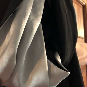 Stunning sliver and black scarf 🧣